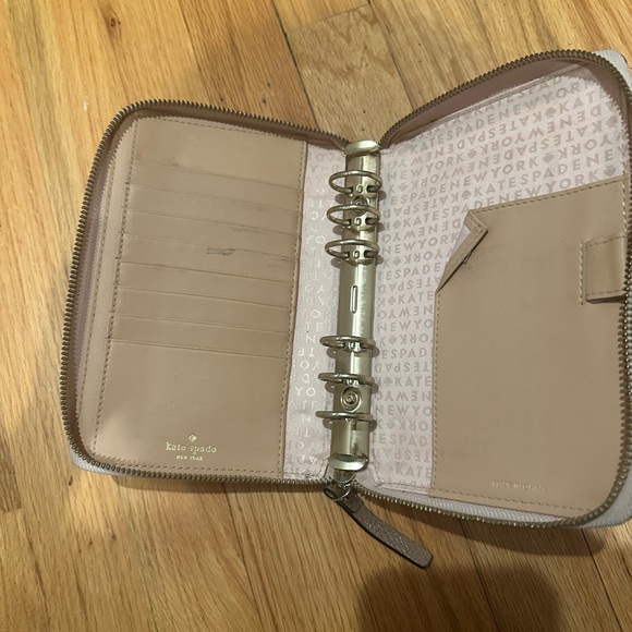 Kate Spade Silver Key Card Holder Elegant Compact Design - Picture 2 of 3